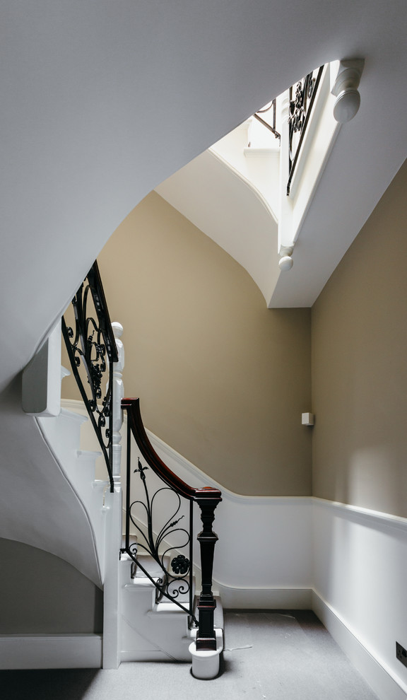 Источник вдохновения для домашнего уюта: огромная лестница в классическом стиле