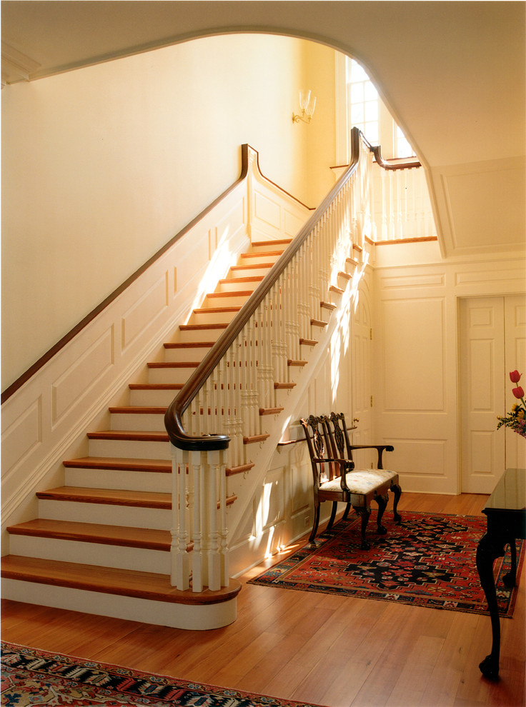 ワシントンD.C.にある広いトラディショナルスタイルのおしゃれな折り返し階段 (木の蹴込み板) の写真