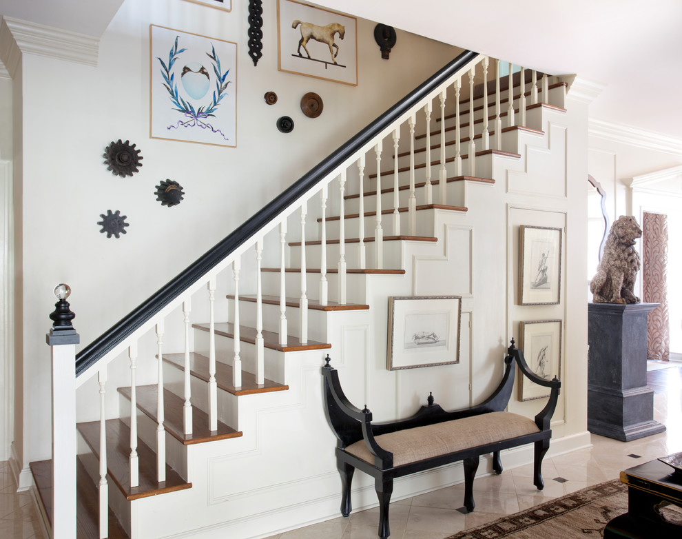 На фото: прямая лестница в классическом стиле с деревянными ступенями, деревянными перилами и крашенными деревянными подступенками