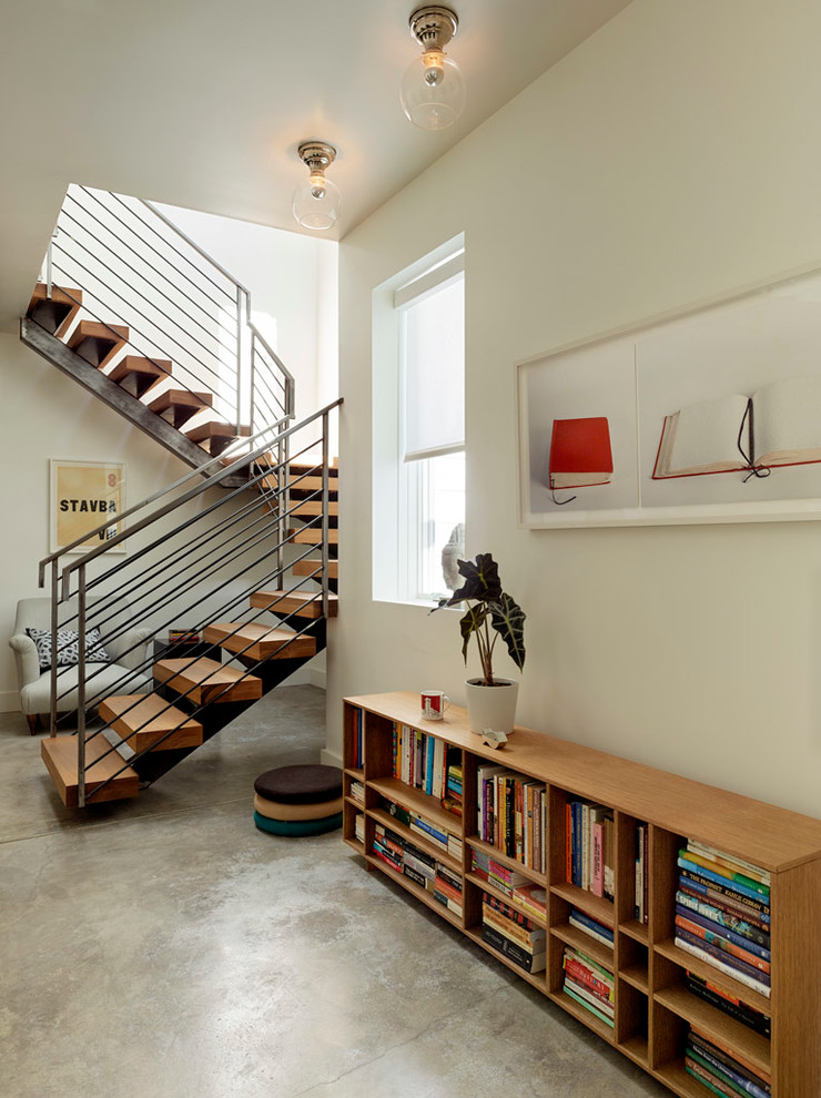 Cette image montre un escalier design avec palier et éclairage.
