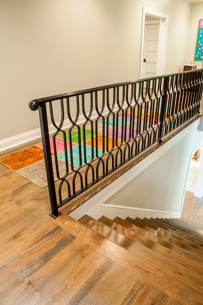 Пример оригинального дизайна: прямая лестница среднего размера в классическом стиле с деревянными ступенями, крашенными деревянными подступенками и металлическими перилами