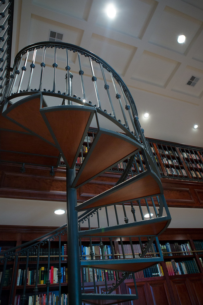 Exemple d'un escalier sans contremarche hélicoïdal rétro de taille moyenne avec des marches en bois et un garde-corps en métal.