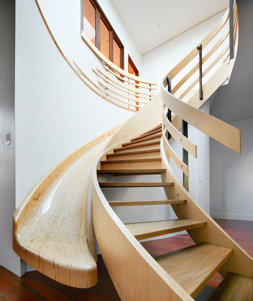 Inspiration för en mellanstor funkis svängd trappa i trä, med öppna sättsteg