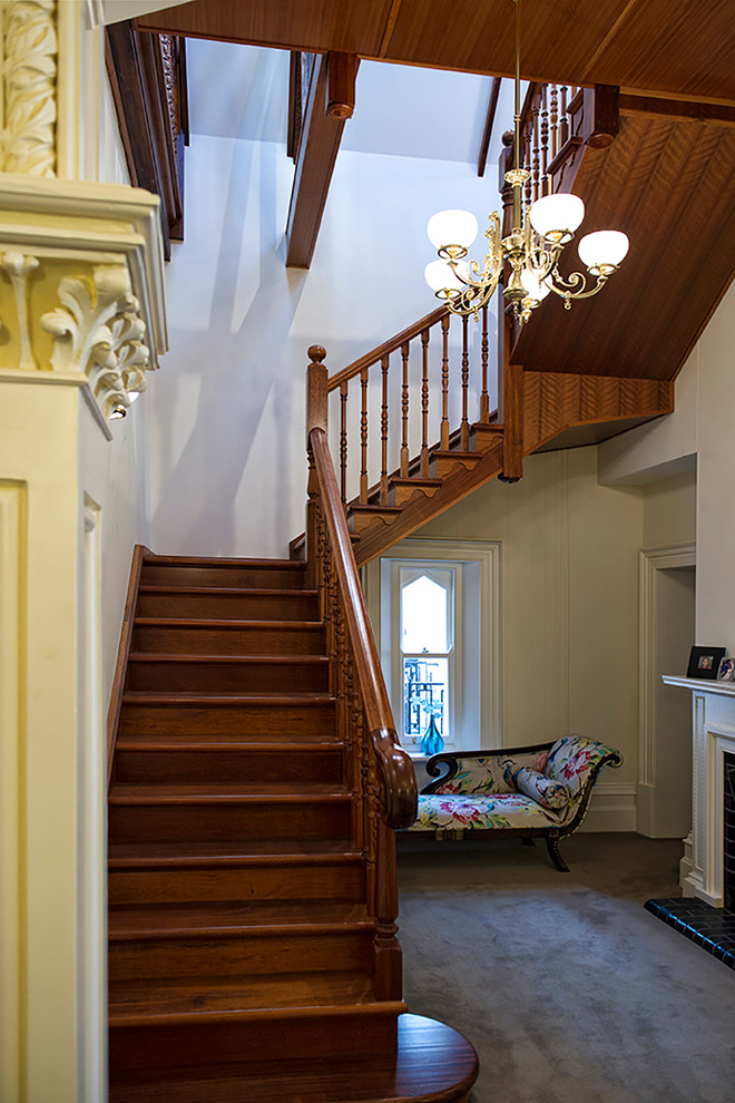 Источник вдохновения для домашнего уюта: большая п-образная деревянная лестница в современном стиле с деревянными ступенями