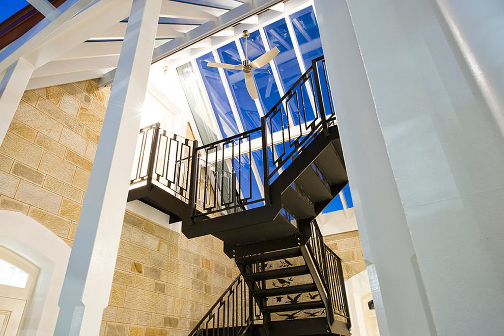 Diseño de escalera contemporánea grande con escalones de metal y contrahuellas de metal
