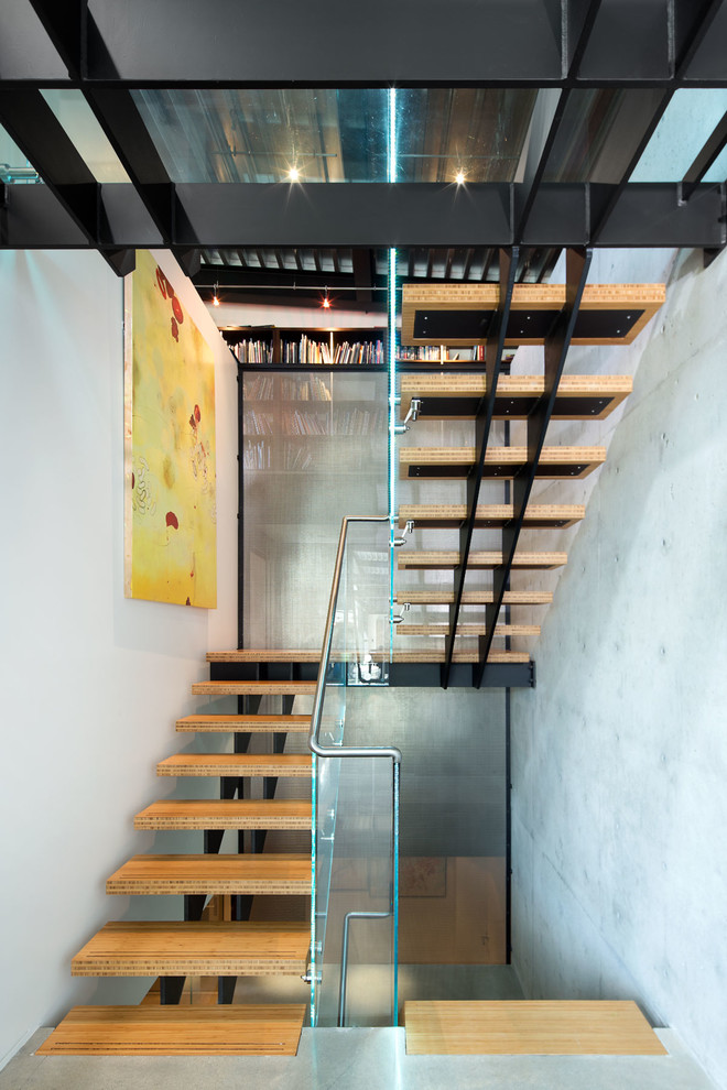 Cette photo montre un grand escalier sans contremarche tendance en U avec des marches en bois.