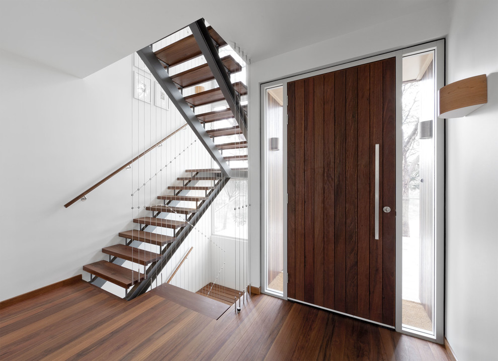 На фото: п-образная лестница в современном стиле с деревянными ступенями без подступенок