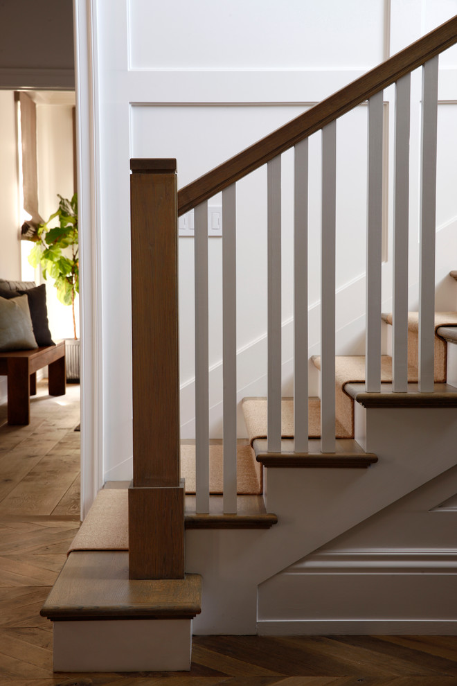 Свежая идея для дизайна: огромная лестница в стиле неоклассика (современная классика) - отличное фото интерьера