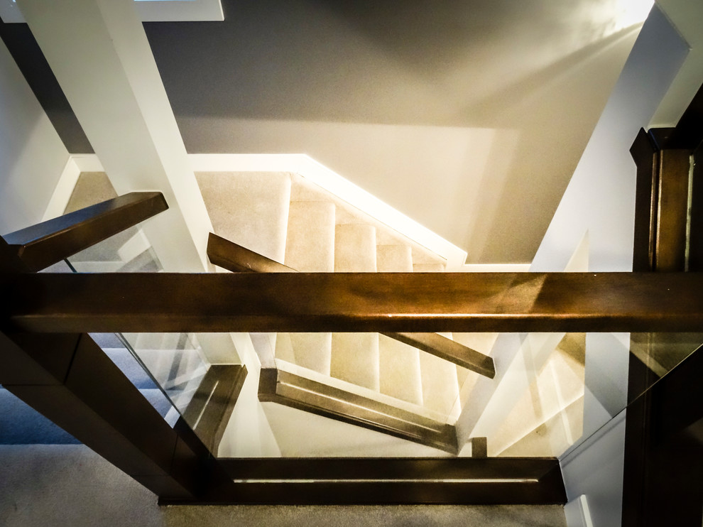 Mittelgroße Moderne Treppe in Edmonton