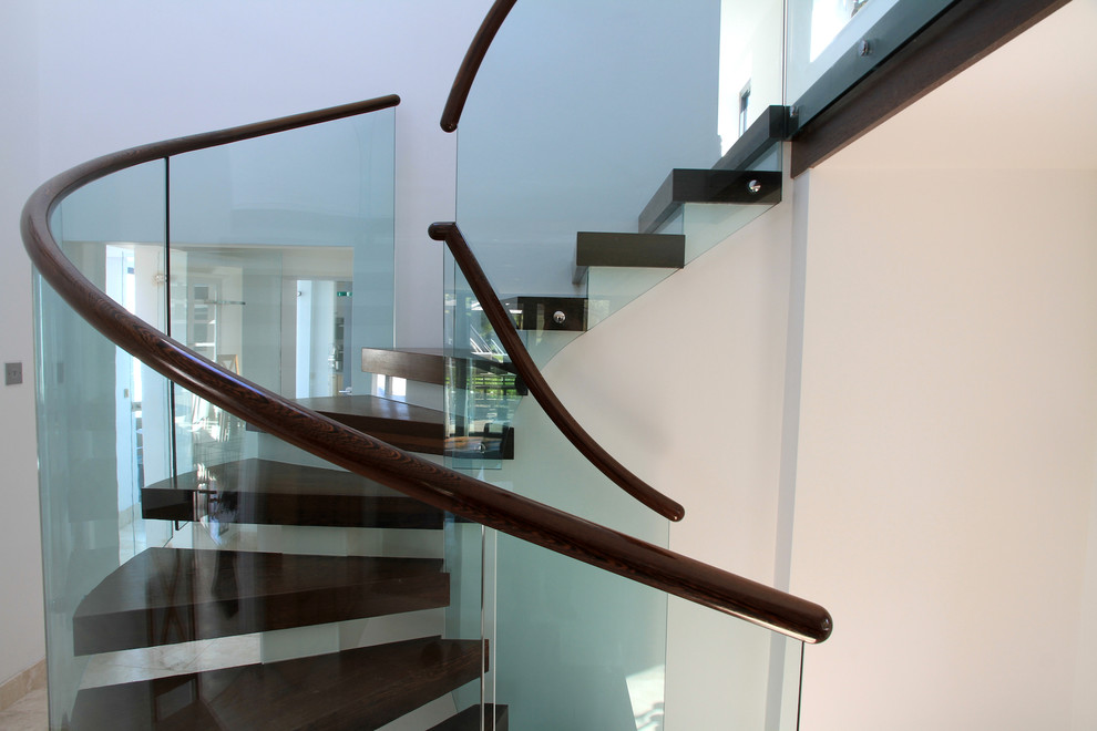 Cette image montre un escalier sans contremarche hélicoïdal design de taille moyenne avec des marches en bois.