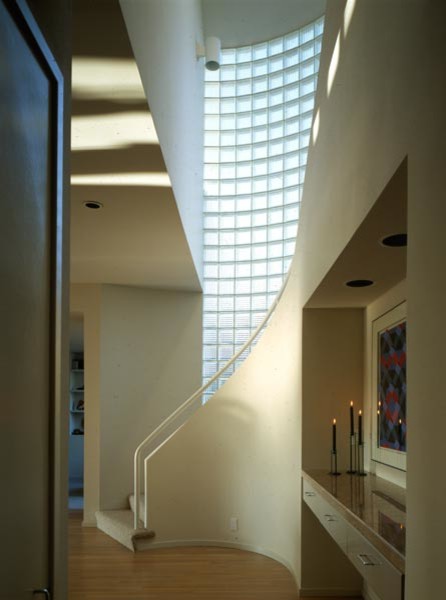 Mittelgroße, Gewendelte Moderne Treppe mit Teppich-Treppenstufen und Teppich-Setzstufen in Dallas