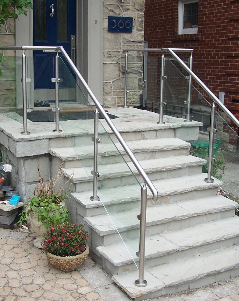 Cette image montre un escalier droit design de taille moyenne avec un garde-corps en verre et éclairage.