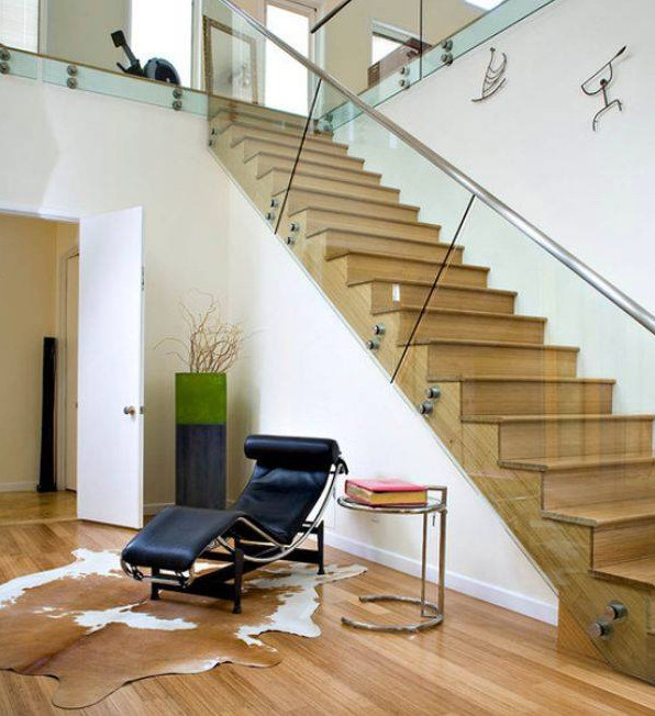 Imagen de escalera contemporánea con barandilla de vidrio