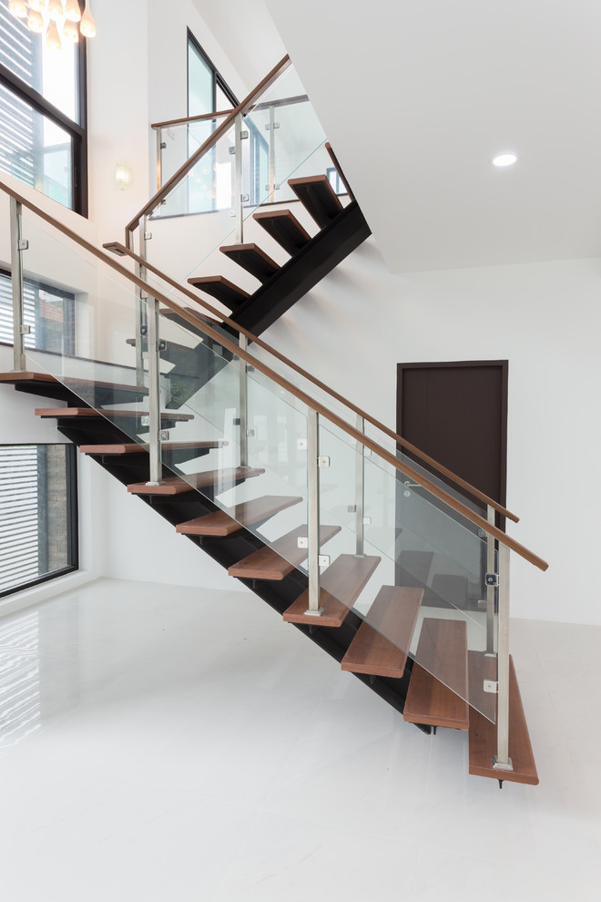 Стильный дизайн: п-образная лестница в современном стиле с стеклянными перилами и деревянными ступенями без подступенок - последний тренд