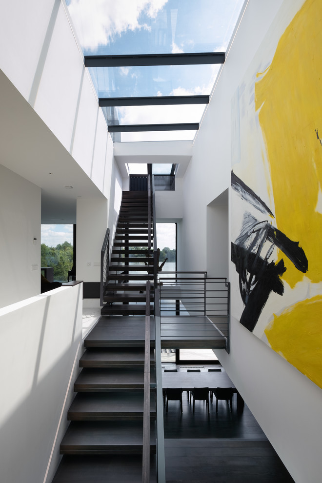 Cette image montre un escalier sans contremarche droit minimaliste avec des marches en bois et un garde-corps en matériaux mixtes.