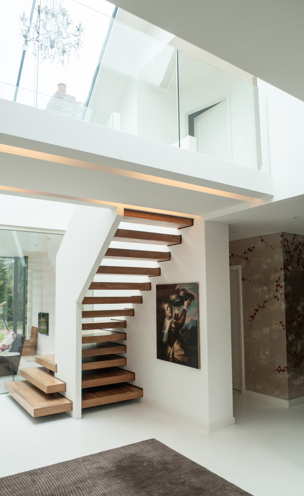 Источник вдохновения для домашнего уюта: большая лестница в современном стиле с деревянными ступенями без подступенок