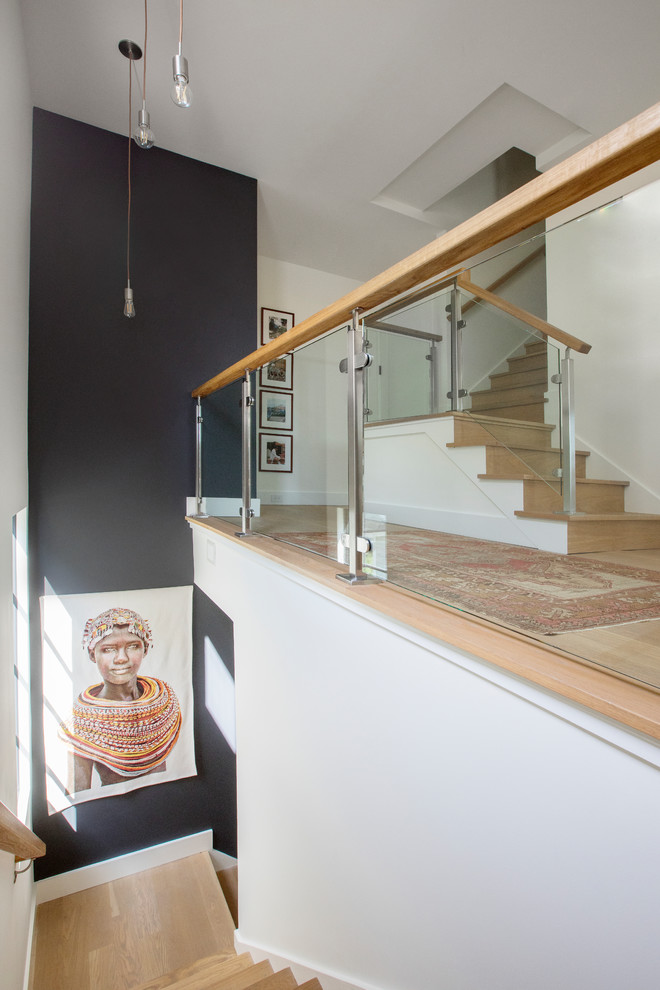 Стильный дизайн: деревянная лестница в современном стиле с деревянными ступенями и деревянными перилами - последний тренд