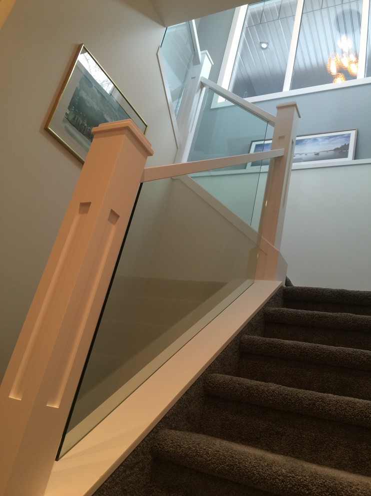 Пример оригинального дизайна: угловая лестница среднего размера в стиле модернизм с стеклянными ступенями