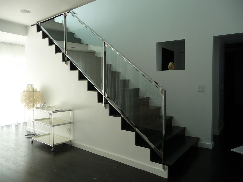 Cette photo montre un escalier droit tendance avec des marches en bois et des contremarches en bois.