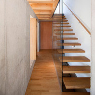 На фото: бетонная лестница на больцах, среднего размера в современном стиле с стеклянными ступенями с