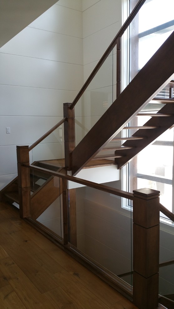 Inspiration pour un grand escalier design en L avec des marches en bois et des contremarches en bois.