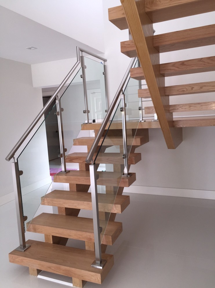 Mittelgroße Moderne Treppe in U-Form mit offenen Setzstufen in Miami