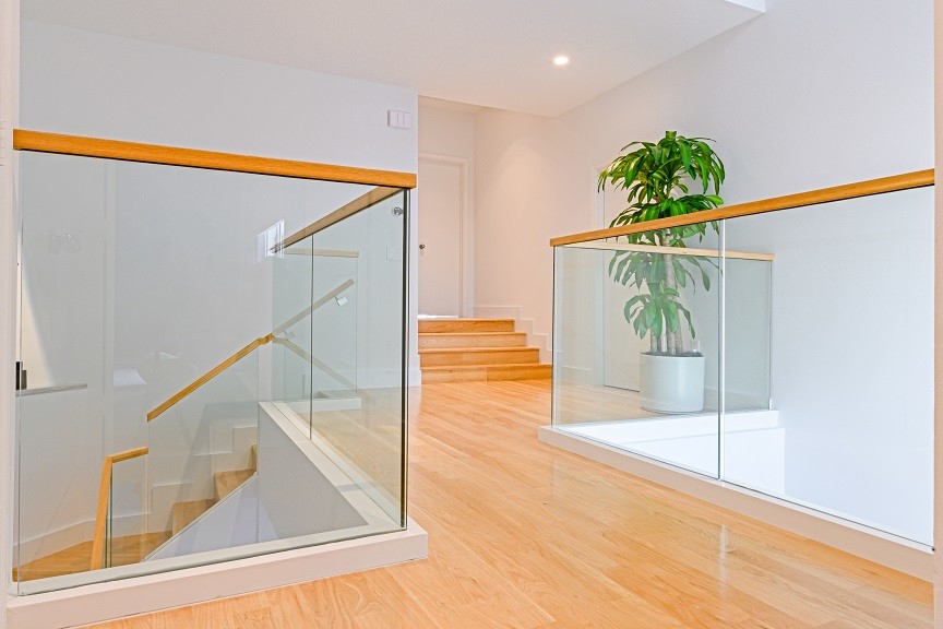 Свежая идея для дизайна: угловая лестница среднего размера в стиле модернизм с стеклянными перилами - отличное фото интерьера