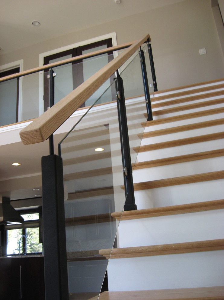 Diseño de escalera recta actual de tamaño medio con escalones de madera y contrahuellas de madera pintada