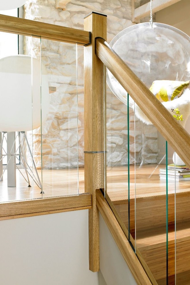 低価格のモダンスタイルのおしゃれな階段 (木の蹴込み板、木材の手すり) の写真