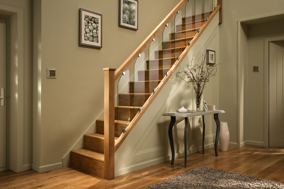 Foto de escalera recta moderna con escalones de madera, contrahuellas de madera y barandilla de madera