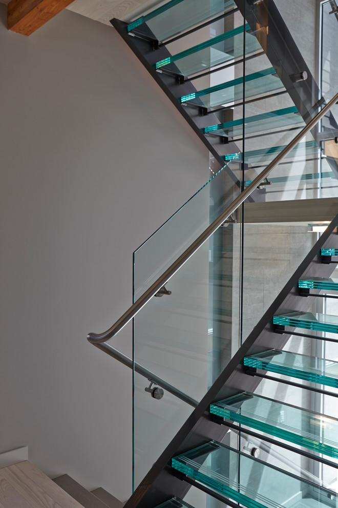 Große Moderne Glastreppe in U-Form mit offenen Setzstufen in Vancouver