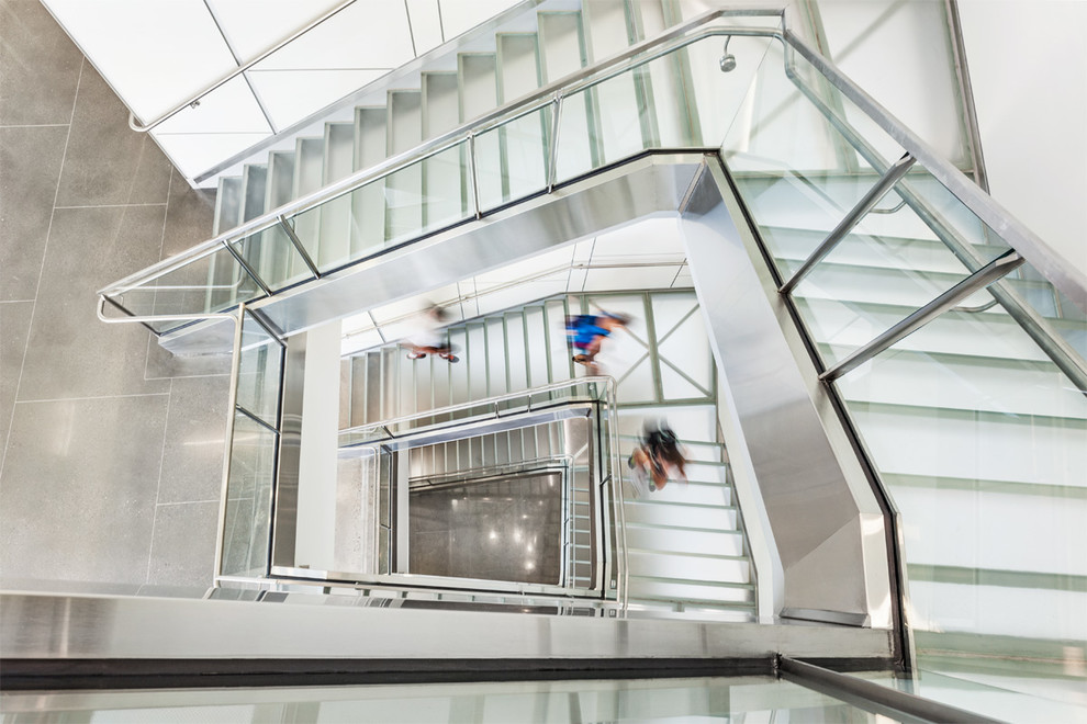 Imagen de escalera recta moderna grande con escalones de vidrio y contrahuellas de vidrio