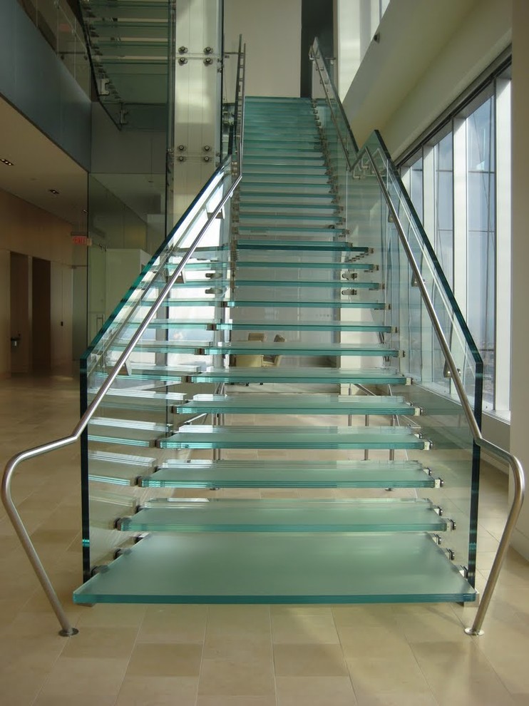 ラグジュアリーな巨大なモダンスタイルのおしゃれな階段 (ガラスフェンス) の写真