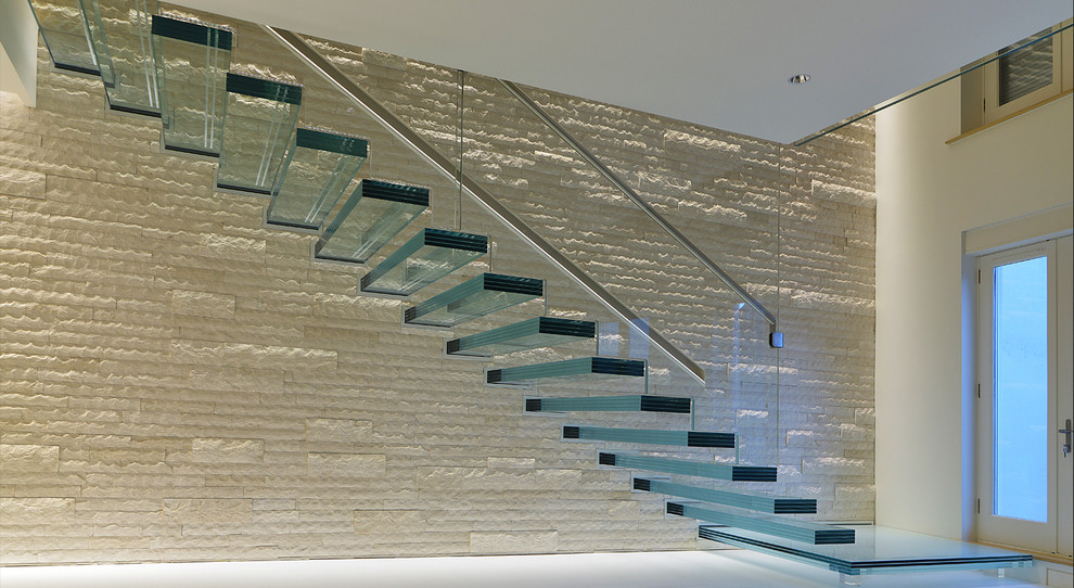 Пример оригинального дизайна: лестница на больцах, среднего размера в стиле модернизм с стеклянными ступенями и стеклянными перилами без подступенок