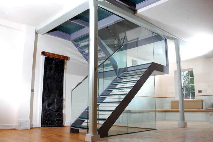 他の地域にあるラグジュアリーな広いコンテンポラリースタイルのおしゃれな階段 (ガラスフェンス) の写真