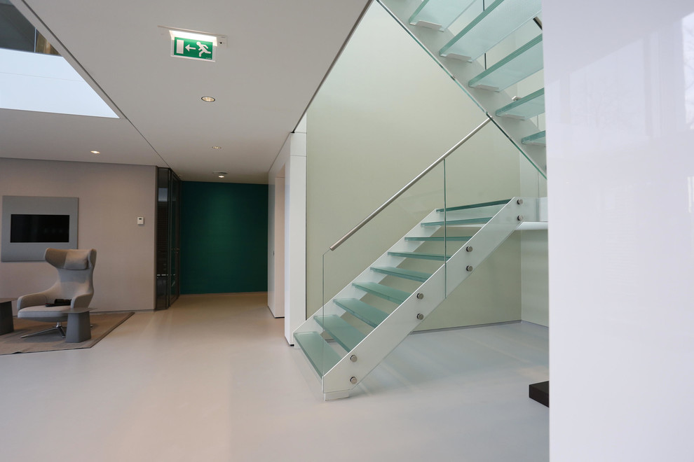 Пример оригинального дизайна: п-образная лестница среднего размера в стиле модернизм с стеклянными ступенями и стеклянными перилами без подступенок