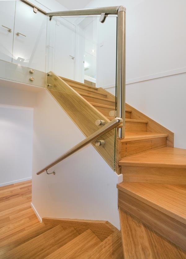 На фото: п-образная деревянная лестница в стиле модернизм с деревянными ступенями