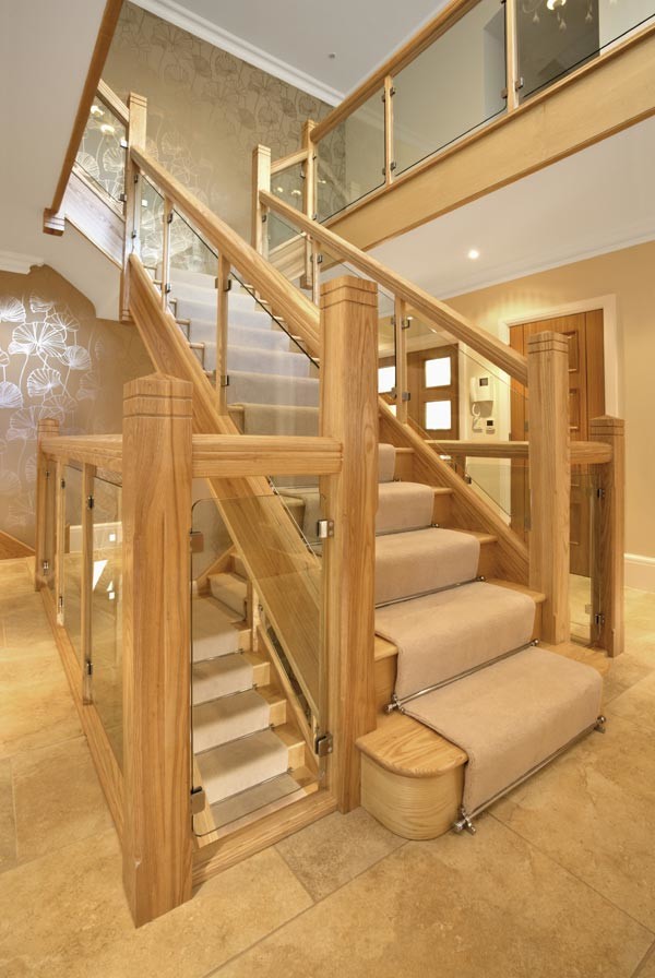 Imagen de escalera recta moderna con escalones de madera y contrahuellas de madera