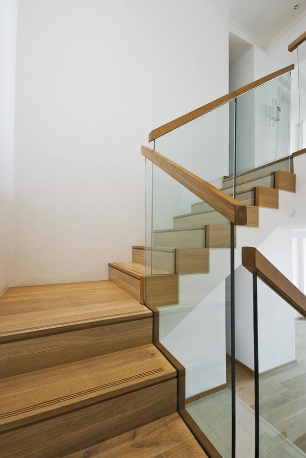 Modelo de escalera en L moderna con escalones de madera y contrahuellas de madera