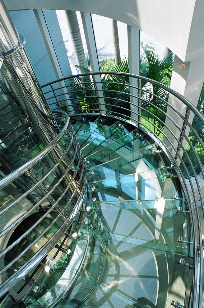Свежая идея для дизайна: лестница в морском стиле - отличное фото интерьера