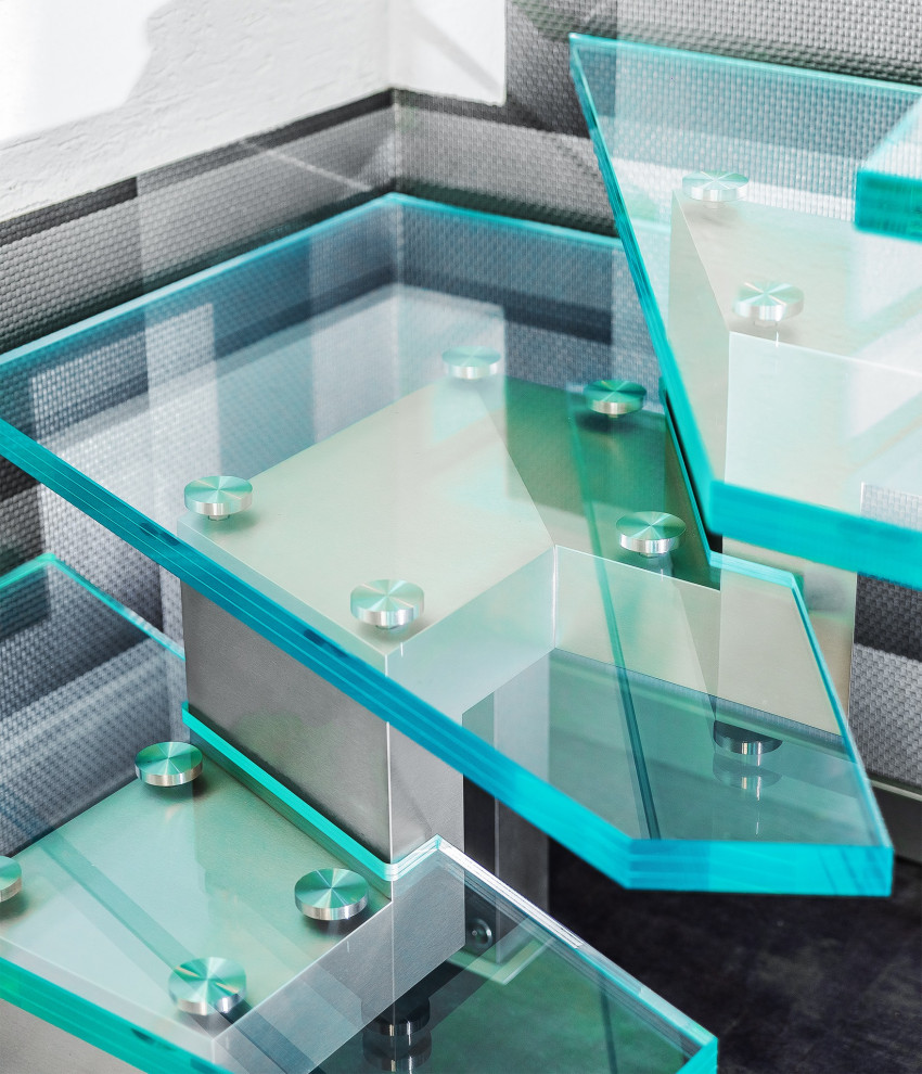 Modelo de escalera recta minimalista con escalones de vidrio y barandilla de metal