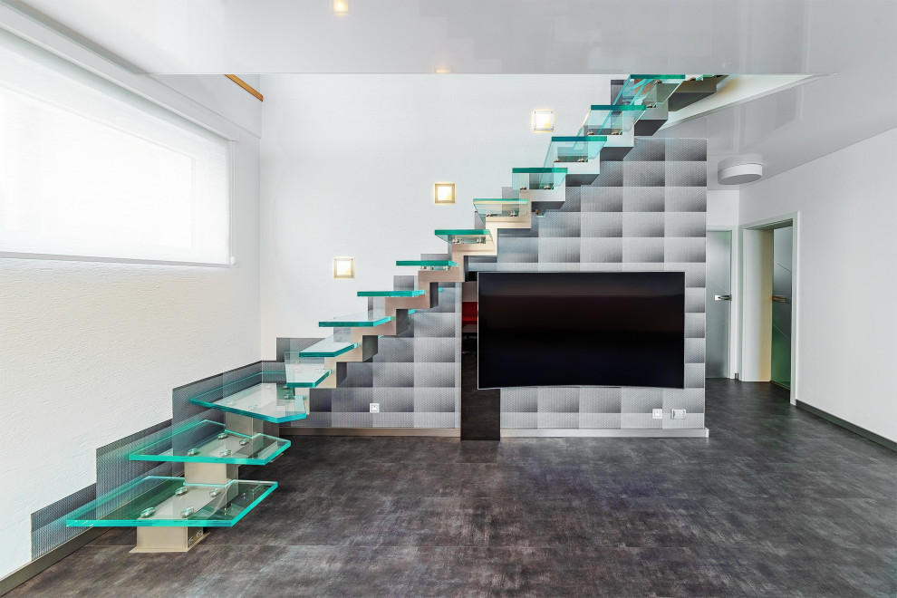 Свежая идея для дизайна: прямая лестница в стиле модернизм с стеклянными ступенями и металлическими перилами - отличное фото интерьера
