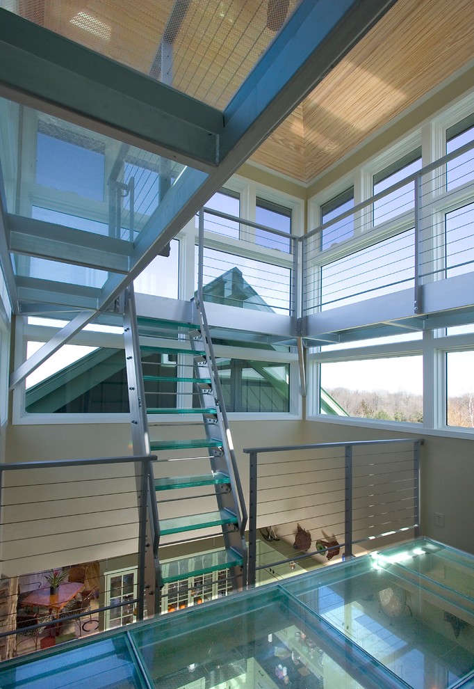 На фото: прямая лестница в современном стиле с стеклянными ступенями без подступенок с