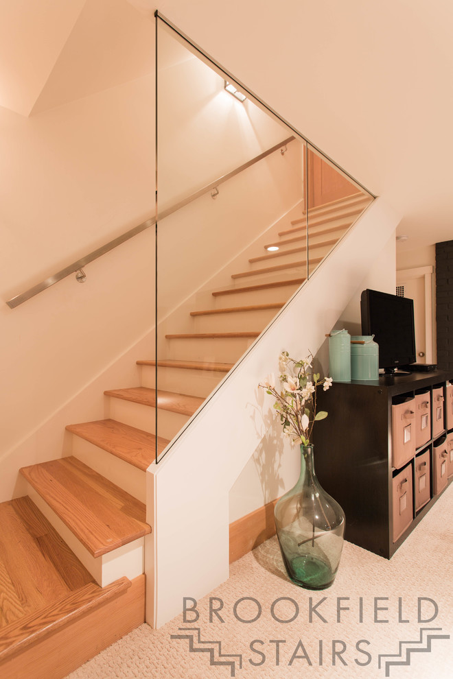 Imagen de escalera recta moderna pequeña con escalones de madera y contrahuellas de madera pintada