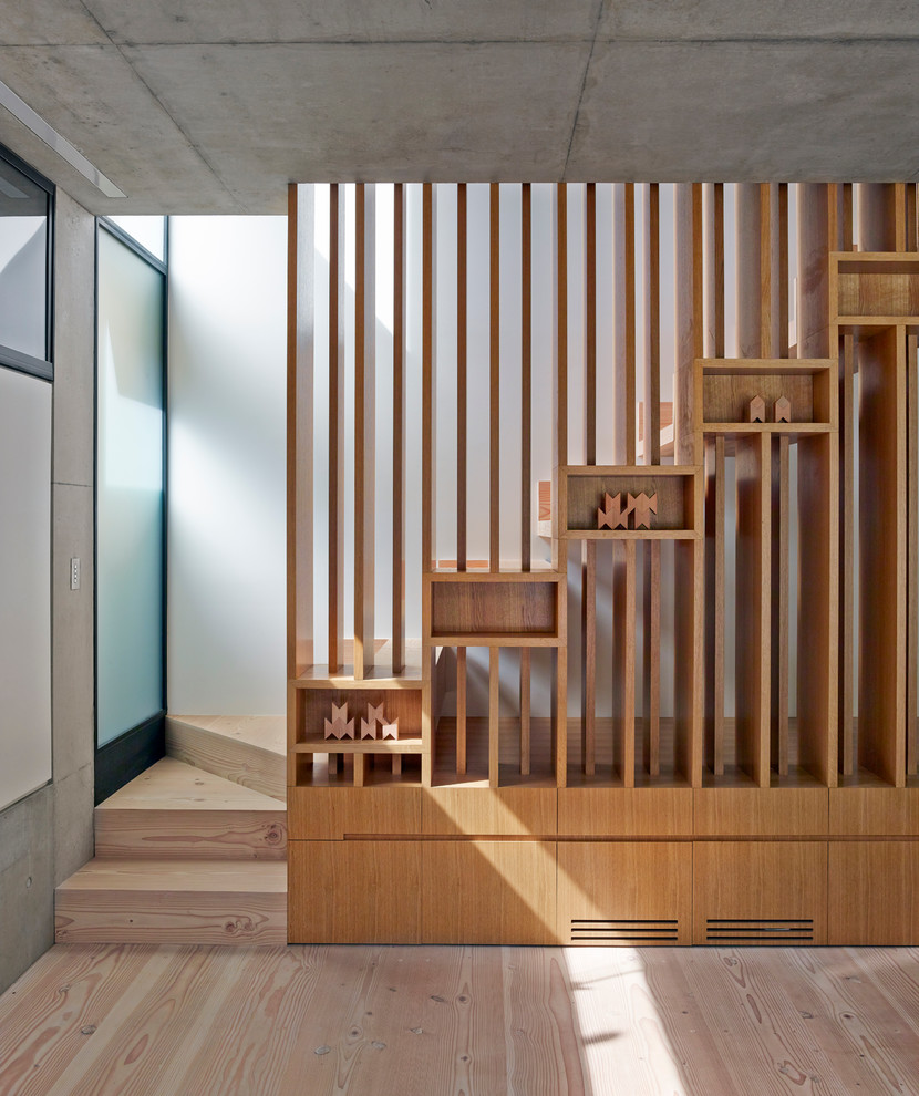 Imagen de escalera en L moderna con escalones de madera y contrahuellas de madera