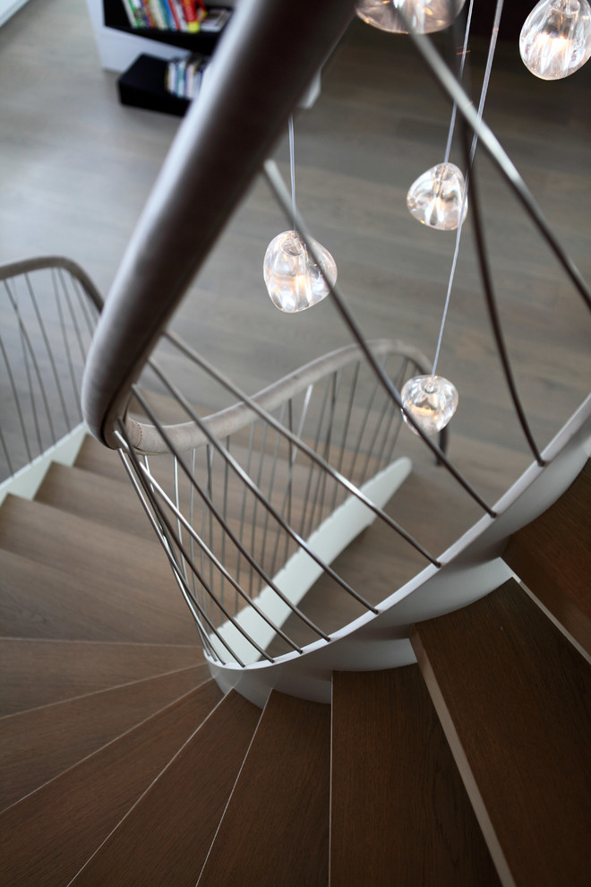 Пример оригинального дизайна: изогнутая лестница среднего размера в современном стиле с деревянными ступенями без подступенок