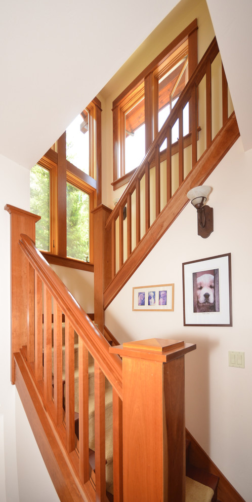Cette photo montre un escalier craftsman en U avec des marches en bois et des contremarches en bois.