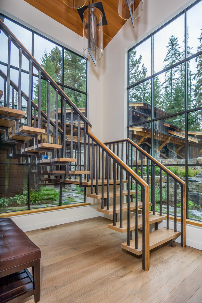 Стильный дизайн: деревянная лестница на больцах, среднего размера в стиле рустика с деревянными ступенями и деревянными перилами - последний тренд
