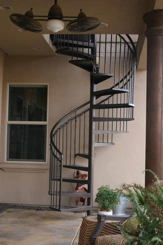 Modelo de escalera de caracol mediterránea de tamaño medio sin contrahuella con escalones de metal y barandilla de metal
