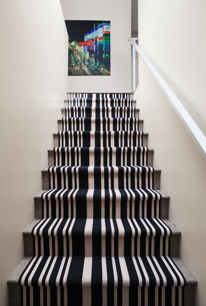 Свежая идея для дизайна: прямая лестница среднего размера в стиле ретро - отличное фото интерьера